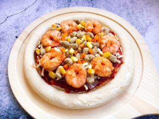 11、做年货 春节聚会宝贝们爱吃的 鲜虾黑胡椒牛肉粒培根披萨,撒入玉米粒和胡萝卜粒。