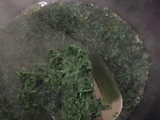 3、清明圆子，浙江美食,放入锅中加泡打粉煮至熟烂