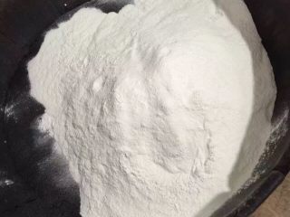 4、清明圆子，浙江美食,把粉倒入容器