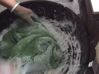 5、清明圆子，浙江美食,加熟烂的艾叶揉至光滑