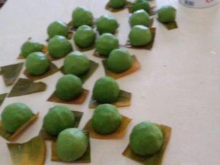 8、清明圆子，浙江美食,做好的圆子放在粽叶上准备去蒸