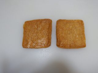 1、卡通睡帽小熊便当「13」,日式豆腐包两个，取出备用