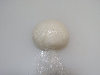 3、卡通睡帽小熊便当「13」,捏成椭圆鸡蛋形状，做小熊的脸部。依次做好两个备用。