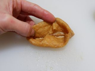 6、卡通睡帽小熊便当「13」,将两个边缘折进去。