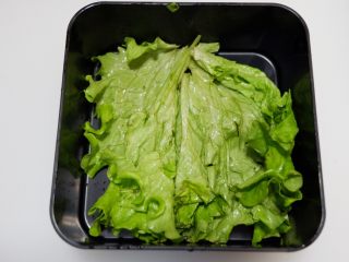 8、卡通睡帽小熊便当「13」,洗一片生菜铺在便当盒底部。