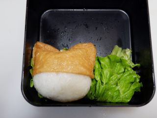 9、卡通睡帽小熊便当「13」,将做好的睡帽小熊摆好调整好位置，按照一样的步骤把另外一至小熊也做好。