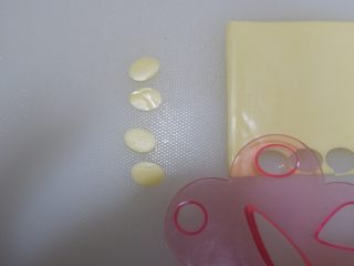 12、卡通睡帽小熊便当「13」,压出4个椭圆形。