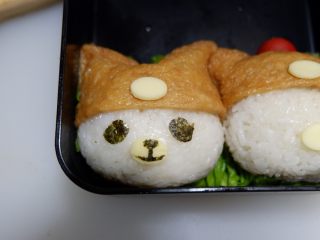 16、卡通睡帽小熊便当「13」,眼睛，蘸少许沙拉酱像图中这样贴好。