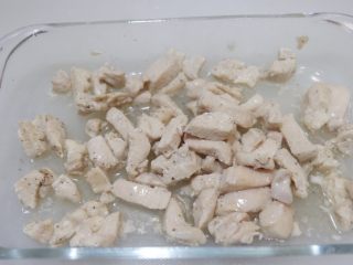 25、卡通睡帽小熊便当「13」,黑椒鸡胸肉。我是直接把鸡胸肉腌制好用微波炉打熟的。