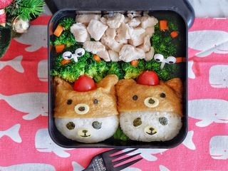 27、卡通睡帽小熊便当「13」,摆入鸡胸肉，最后用胡萝卜粒点缀一下即可~~