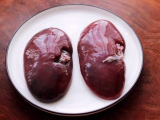 1、孜然香辣烤猪腰串,这是猪腰两个。