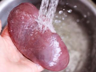 2、孜然香辣烤猪腰串,把猪腰先用清水冲洗干净。