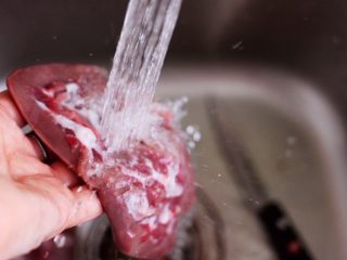 4、孜然香辣烤猪腰串,再一次把清理干净的猪腰冲洗干净。