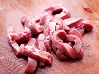 5、孜然香辣烤猪腰串,清洗干净的猪腰,用刀切成条状,接着猪腰不要切的太薄了,切薄了不好串,因为猪腰太嫩。