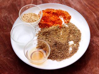 6、孜然香辣烤猪腰串,准备好所有的调料食材。