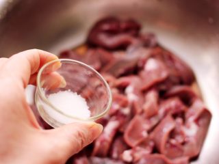 8、孜然香辣烤猪腰串,再根据个人口味,加入适量的盐调味。