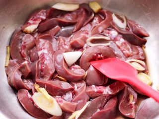 9、孜然香辣烤猪腰串,放入提前切片的葱姜,把所有的食材和调料混合搅拌均匀后,腌制半个小时。