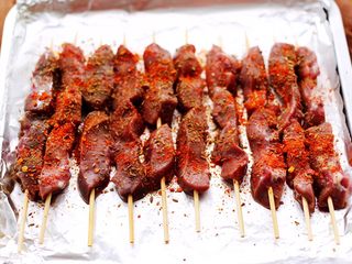 12、孜然香辣烤猪腰串,上面先撒上一层孜然粉和辣椒粉。