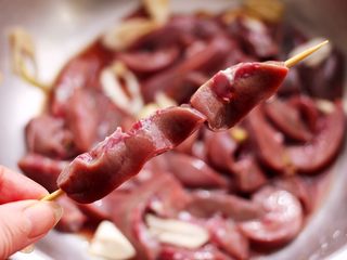 10、孜然香辣烤猪腰串,把腌制好的猪腰,用竹签串起来就可以了。