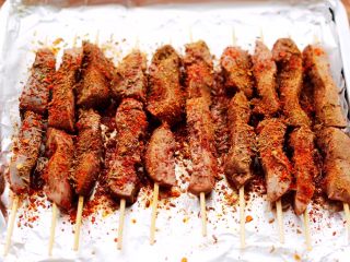 16、孜然香辣烤猪腰串,把猪腰串再次放到烤箱里,200度烤制10分钟即可。