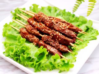 17、孜然香辣烤猪腰串,哇咔咔,香味扑鼻又嫩滑的孜然香辣猪腰串就烤好了,撒上适量的白芝麻就可以享用咯。