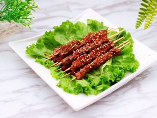 19、孜然香辣烤猪腰串,我能说好吃到爆,香味直接馋哭我家邻居小孩,搭配上啤酒爽歪歪。