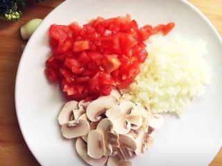 2、意式四季披萨,白洋葱切末，番茄用热水烫过然后去皮，切成碎粒。蘑菇切片待用。