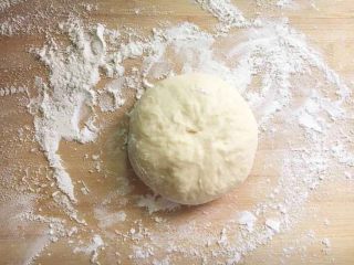 3、意式四季披萨,发酵好的面团揉匀。