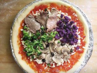 7、意式四季披萨,摆放四种馅料。