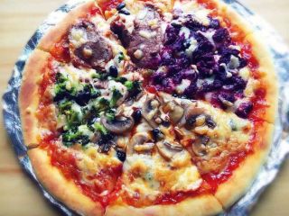 9、意式四季披萨,烤好的披萨取出切块。