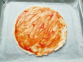 7、手抓饼披萨,抹上一层番茄酱。