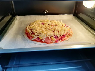 12、手抓饼披萨,送入预热好的烤箱。