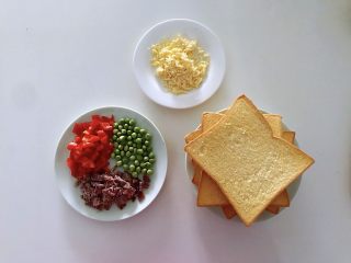 1、披萨吐司盏，补钙、补充胶原蛋白,准备好所有食材。豌豆清洗，卤牛肉切成丁，可提前多卤一些保存吃的时候拿出来很方便，红椒清洗干净切丁。