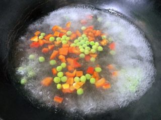 2、披萨吐司盏，补钙、补充胶原蛋白,锅中水烧开，放入豌豆和红椒焯水2分钟左右。在烤箱的时间较短，担心豌豆不能完全熟，焯熟是非常有必要的。