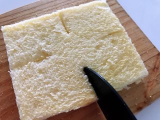 5、披萨吐司盏，补钙、补充胶原蛋白,拿刀在四面的中心点切口，切到距离中心一半的地方，注意不要切断。