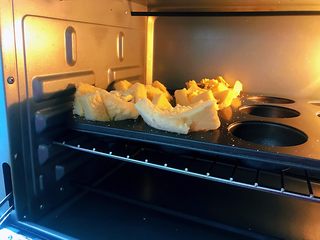 11、披萨吐司盏，补钙、补充胶原蛋白,烤箱180度预热，中层烤8分钟即可，具体时间和温度请根据自家烤箱调整到最合适温度。