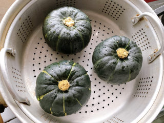 2、糯米南瓜盅,贝贝南瓜洗净外皮，入沸腾的蒸锅中，大火上汽蒸20~30分钟。