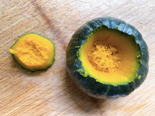 3、糯米南瓜盅,之后，将南瓜顶部挖一圆圈。