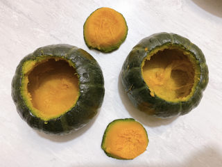 4、糯米南瓜盅,将中间的南瓜泥挖出，保留南瓜皮来做个南瓜盅容器