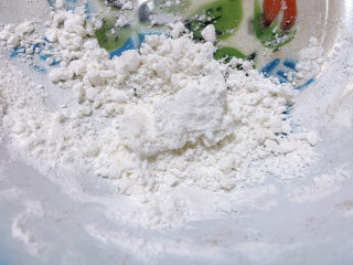 5、糯米南瓜盅,准备适量糯米粉，加适量清水
