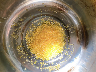 7、糯米南瓜盅,冷水中加入小米，小火慢煮