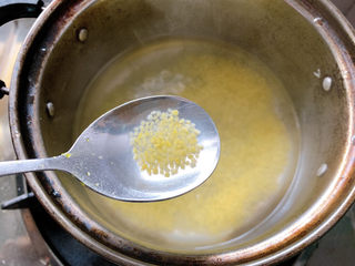 8、糯米南瓜盅,煮至小米成熟