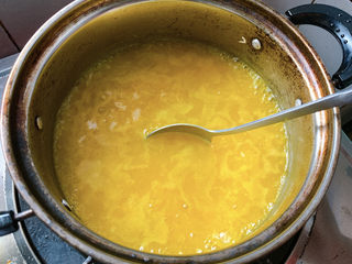 11、糯米南瓜盅,边搅拌边煮至沸腾