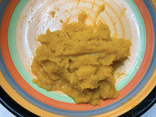 9、糯米南瓜盅,将取出的南瓜泥