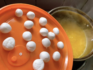 12、糯米南瓜盅,然后加入糯米小丸子