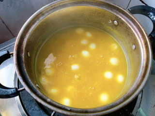 13、糯米南瓜盅,小火煮至小丸子浮起，就表示成熟啦，可加适量白砂糖调味噢~