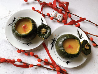 14、糯米南瓜盅,出锅装在南瓜容器里，并用枸杞装饰。