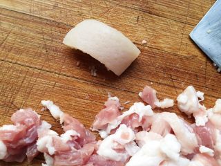 1、咖喱黑松露菌菇锅贴（含皮冻制作方法）,首先把猪五花皮和肉分开来。皮是做皮冻用的。肉自己剁要比买的肉糜更好哦！