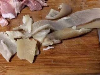 2、咖喱黑松露菌菇锅贴（含皮冻制作方法）,我添加了一张我以前做大量皮冻的照片，就是分开来了以后把皮加入料酒、葱姜一起煮。水量约为皮冻的十倍。大火煮沸。