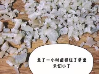 4、咖喱黑松露菌菇锅贴（含皮冻制作方法）,煮的很烂了拿出来切小丁。